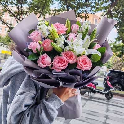 昭通11朵戴安娜粉玫瑰百合，与你一起追逐梦想