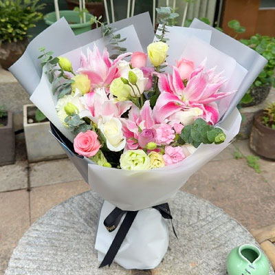 昭通9朵玫瑰混搭百合，爱恋纯真无邪